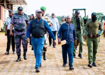 Gabon : Raymond Ndong Sima visite le site de la SOTRADER pour superviser le nettoyage