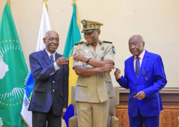 Gabon : Prince Rompavet et Hilarion Nguema reçoivent d’Oligui Nguema des véhicules pick-up pour soutenir leur activité génératrice de revenus post-carrière