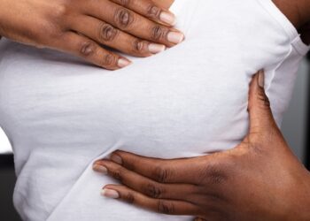 Santé – Cancer du sein : Sucer les seins de sa partenaire peut-il réduire l&rsquo;apparition de la maladie ?