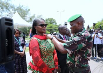 Gabon : décoration de 1 500 Gabonais à l&rsquo;occasion de la 1ère Fête du Travail sous le CTRI