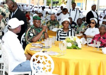 Le Président Oligui Nguema célèbre le 1ᵉʳ mai avec les agents du Palais Rénovation, une première depuis l&rsquo;indépendance du Gabon