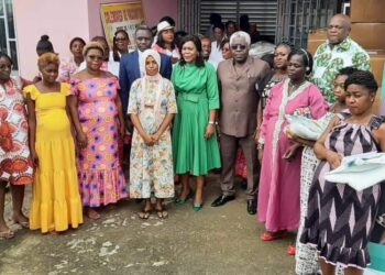 Gabon : Zita Oligui Nguema, à travers sa fondation « Ma Bannière, remet des kits d&rsquo;accouchement et de santé à Oyem
