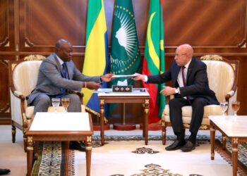 Le Président gabonais Brice Clotaire Oligui Nguema procède à la remise du rapport des conclusions du Dialogue National Inclusif à Mohamed Ould Cheikh El-Ghazouani, Président mauritanien et Président en exercice de l&rsquo;Union Africaine