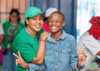 Solidarité : la présidente de la Fondation DORCAS apporte espoir et soutien aux enfants de Libreville