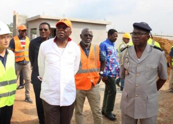 Travaux bâclés à Oyem : l&rsquo;Entreprise Chinoise CFHEC reçoit une soufflante du Ministre des Travaux Publics