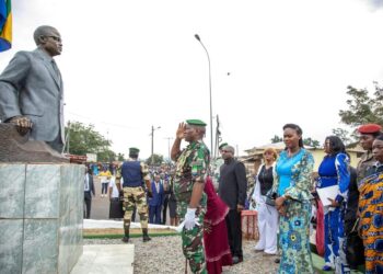 Tournée républicaine : Oligui Nguema rend hommage à l&rsquo;illustre Eugène Marcel Amogho à Mangoungou