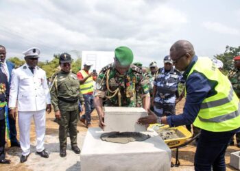 Sécurité : Oligui Nguema pose la première pierre de la caserne de gendarmerie à Akieni