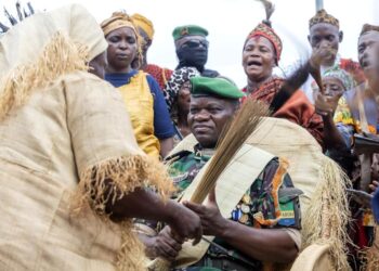 Remise des attributs du pouvoir au chef de l&rsquo;Etat : Brice Clotaire Oligui Nguema honoré par les sages du Haut-Ogooué