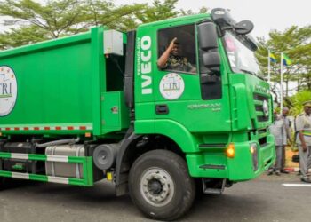 Salubrité : le Président Oligui Nguema remet officiellement des bennes et des bacs à ordures pour toutes les provinces