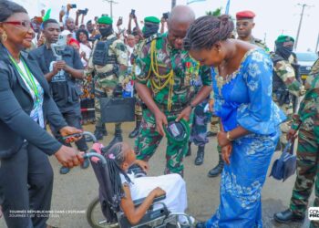 Un Geste de cœur : la Première Dame Zita Oligui Nguema soutient une fillette à Owendo