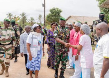 Cocobeach : Zita et Brice Clotaire Oligui Nguema répondent aux besoins locaux avec un don de médicaments