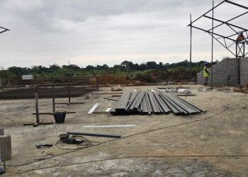 Ngounié : les travaux du plateaux sportif de Ndendé vont bon train