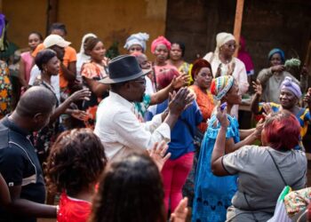 Moanda : les femmes commerçantes du marché de Moukaba bénéficient d&rsquo;un hangar entièrement rénové et des nouvelles tables