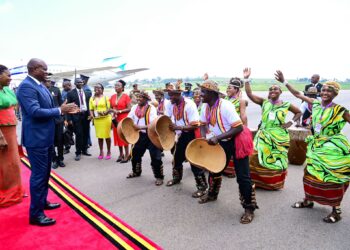 Le Président gabonais Brice Clotaire Oligui Nguema et son épouse Zita accueillis en grande pompe en Ouganda