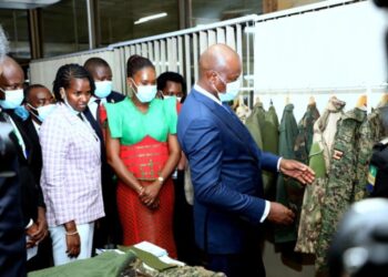 Diplomatie : Brice Clotaire et Zita Oligui Nguema visitent une usine de fabrication de tenues en Ouganda ; bientôt une réplique au Gabon ?