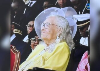 Première historique : la veuve Léon Mba aux cotés d&rsquo;Oligui Nguema pour la parade militaire à la place de l&rsquo;Indépendance