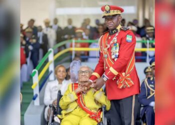 Célébration historique : Catherine Mba, veuve de Léon Mba, honorée par Oligui Nguema lors de la parade de l’indépendance