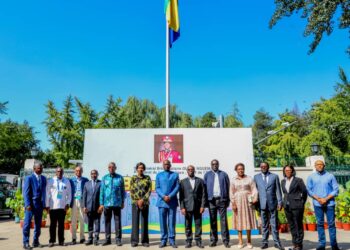 Brice Clotaire Oligui Nguema à la rencontre des compatriotes travaillant à l&rsquo;ambassade du Gabon en Chine