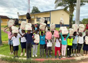 La Fondation Dorcas soutient l’éducation dans le nord du Gabon avec des dons de kits scolaires