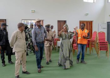 Oligui Nguema visite certains chantiers de Kango dont la salle polyvalente réhabilitée