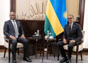 Le Président gabonais Oligui Nguema rencontre son homologue rwandais à Paris