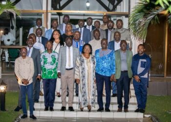 Arnauld Lebomo et les sages de Moanda autour d&rsquo;un repas d’unité pour célébrer le plébiscite du référendum