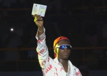 Le Président Oligui Nguema octroie la nationalité gabonaise à l’Oiseau Rare lors d’un concert mémorable