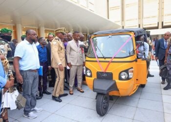 Au Gabon, le Président Oligui Nguema s’attaque à la précarité des quartiers sous-intégrés avec 400 moto tricycles destinés à améliorer les conditions de vie