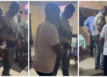 [Vidéo] Brice Clotaire Oligui Nguema au chevet de Sima Mboula : un geste de solidarité et de compassion