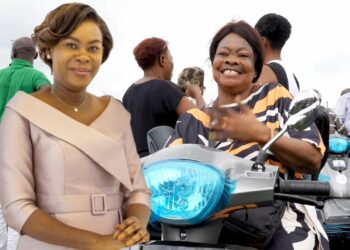Distribution de scooters électriques aux personnes à mobilité réduite : « La Première Dame, c’est une maman qui a la main sur le cœur. C’est une maman que j’aime beaucoup, c’est la maman de la nation. Merci, maman Zita Oligui Nguema » (une bénéficiaire)