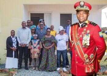 Au Gabon, le Président Oligui Nguema soutient l’artiste Papé Nziengui avec une résidence moderne à Bikélé