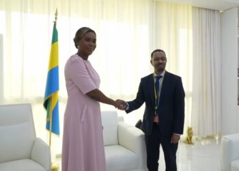 Zita Oligui Nguema devise avec une délégation de l’Alliance Biblique Universelle sur les questions liées au leadership africain