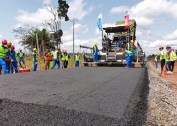 Modernisation du réseau routier au Gabon : les travaux de l&rsquo;axe Oyem – Assok Medzeng avancent considérablement