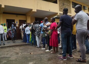 Présidentielle 2025 au Gabon : forte affluence dans les centres de vote dès l’ouverture, le scrutin se déroule dans le calme