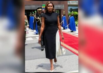 Départ du couple présidentiel pour Rome : la Première dame Zita Oligui Nguema fait sensation par son élégance