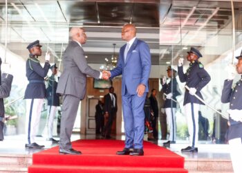 Début de la Cinquième République : le Président de la République Brice Clotaire Oligui Nguema rend hommage au Premier ministre démissionnaire Raymond Ndong Sima