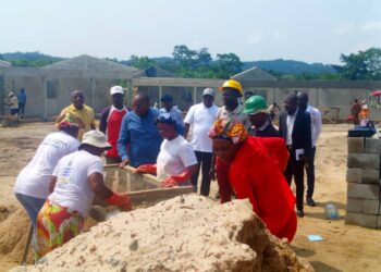 Aboumi : le député Jean Bosco Ndjounga visite le chantier du collège secondaire