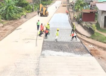 Mindoubé : sous l’impulsion du Président Oligui Nguema, la réhabilitation de l’axe Pharmacie – Carrefour Cité s’accélère