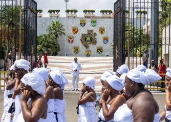 Au Gabon, Brice Clotaire Oligui Nguema prend part à la procession sacrée du peuple de la Côte