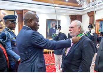 Diplomatie : Oligui Nguema honore l’ambassadeur d’Espagne pour son engagement au Gabon