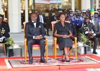 « Portons nos couleurs haut, dans nos cœurs et dans nos actions » : le Président Oligui Nguema appelle à l’unité et à l’engagement lors de la Journée Nationale du Drapeau