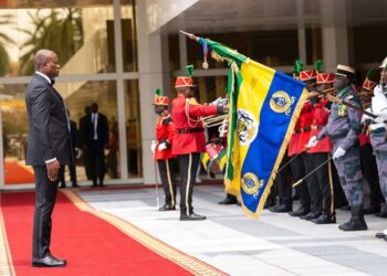 “Jeunesse et patriotisme” : Oligui Nguema place la cérémonie du drapeau sous le signe de l’unité nationale