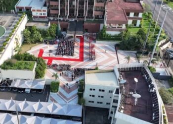 Gabon : Première cérémonie de levée des couleurs sous la Cinquième République pour le personnel de la Présidence de la République
