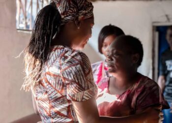 Solidarité : Zita Oligui Nguema exprime sa compassion auprès de la famille d’Esther, victime d’un drame abject