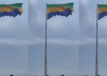 [Vidéo] Le plus grand mât et drapeau du Gabon s’élèvent fièrement au cœur de la Cité de la Démocratie