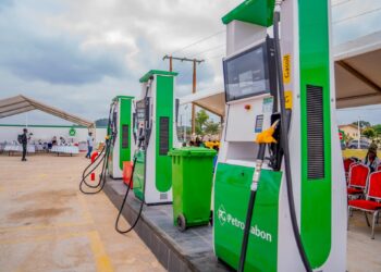 Au Gabon, les citoyens saluent la nationalisation des métiers dans les stations-service