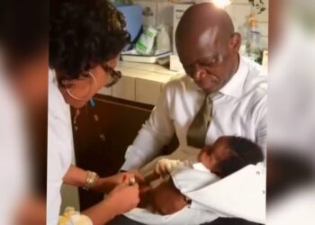 Libreville : comme tout gabonais, Brice Clotaire Oligui Nguema fait vacciner son nourrisson à la PMI de London