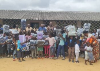 Remise de kits scolaires à Bayi-Brikolo (ABOUMI) : le couple présidentiel réaffirme son attachement à l’éducation