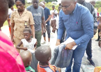 Jean Bosco Ndjounga messager du couple présidentiel auprès des élèves du département de Bayi-Brikolo (Aboumi)