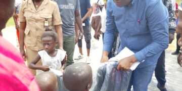 Jean Bosco Ndjounga messager du couple présidentiel auprès des élèves du département de Bayi-Brikolo (Aboumi)